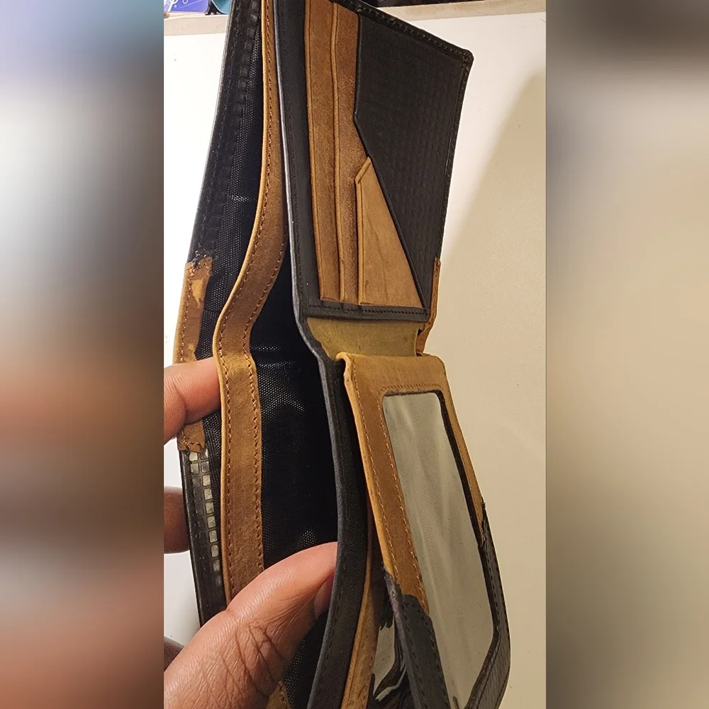 Men's Toneka Leather Two-tone Billfold Wallet. New.